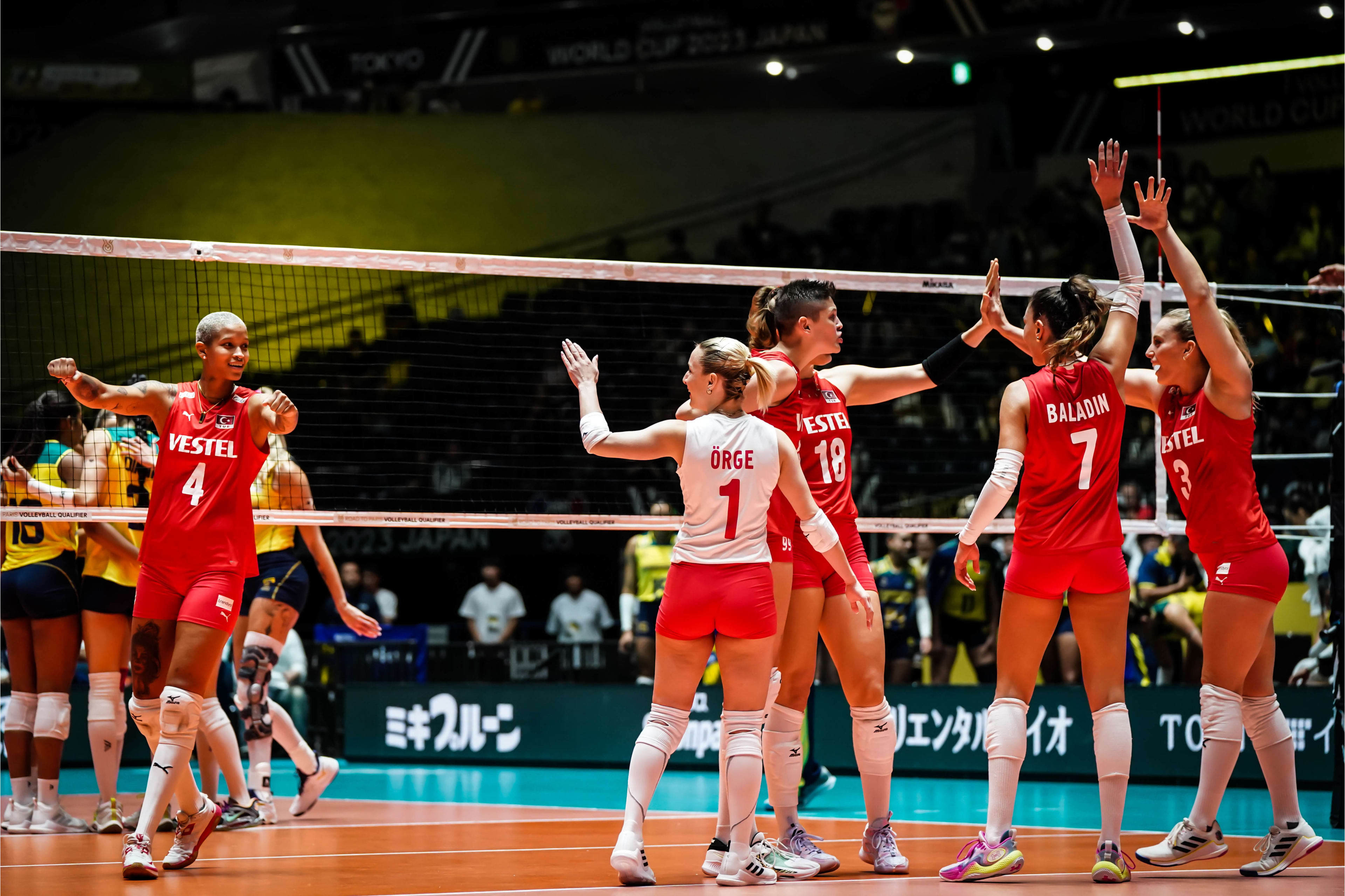 狂砍20连胜!土耳其女排3-0完胜巴西,一只脚踏进巴黎奥运会