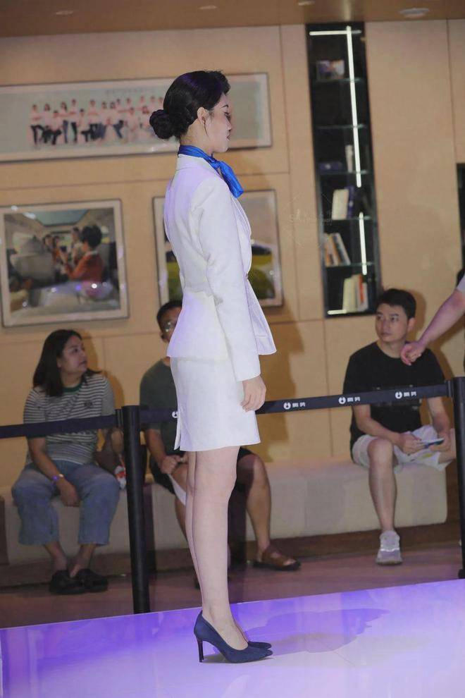 车展上的美女,只能欣赏她们的背影,惊艳程度超乎想象_搜狐汽车_搜狐网