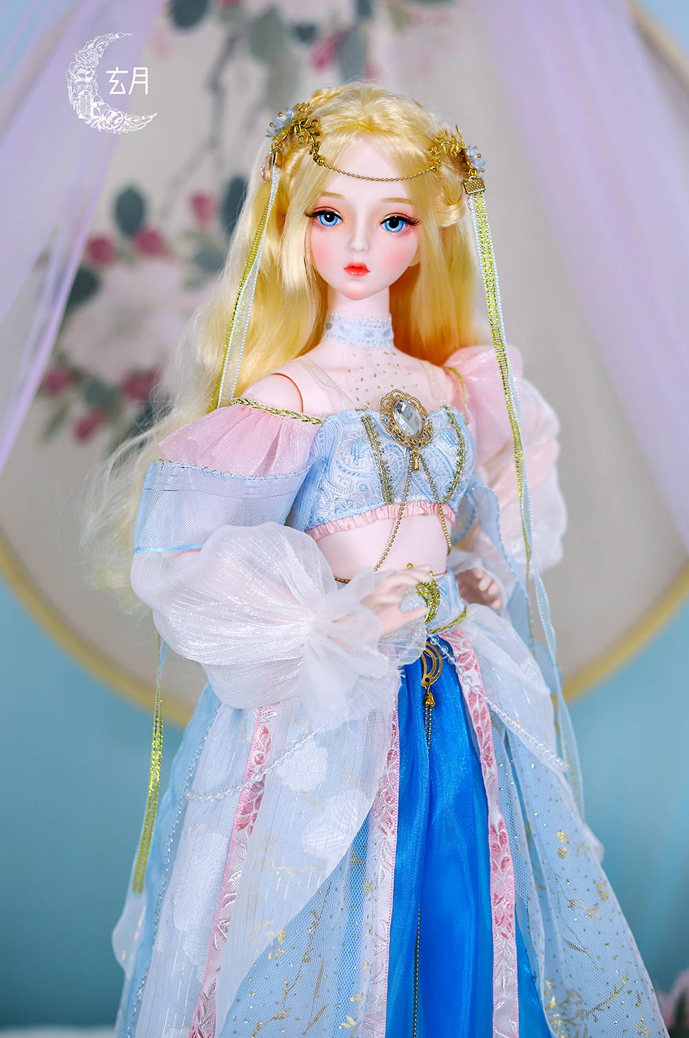 她拥有仿真睫毛和3d真眼,让她的眼神更加生动有趣.