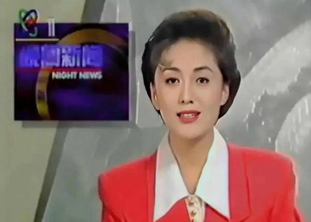 海霞年轻时太漂亮,精致的五官即使是蓬松的短发也不显老气,与粉色就是