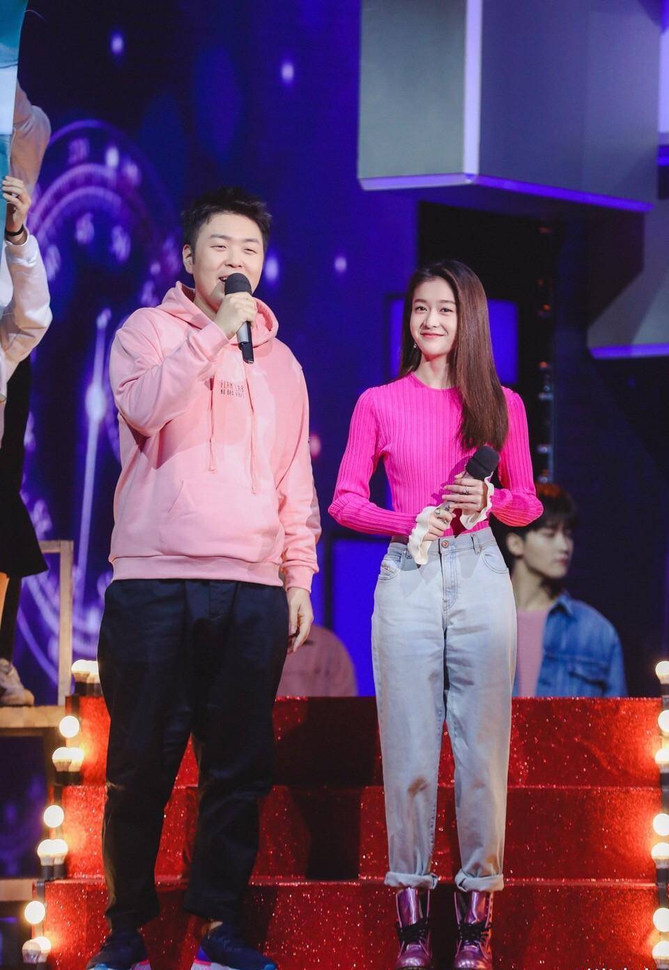 张雪迎的造型风格自然有着属于这个年龄段的个性和感觉