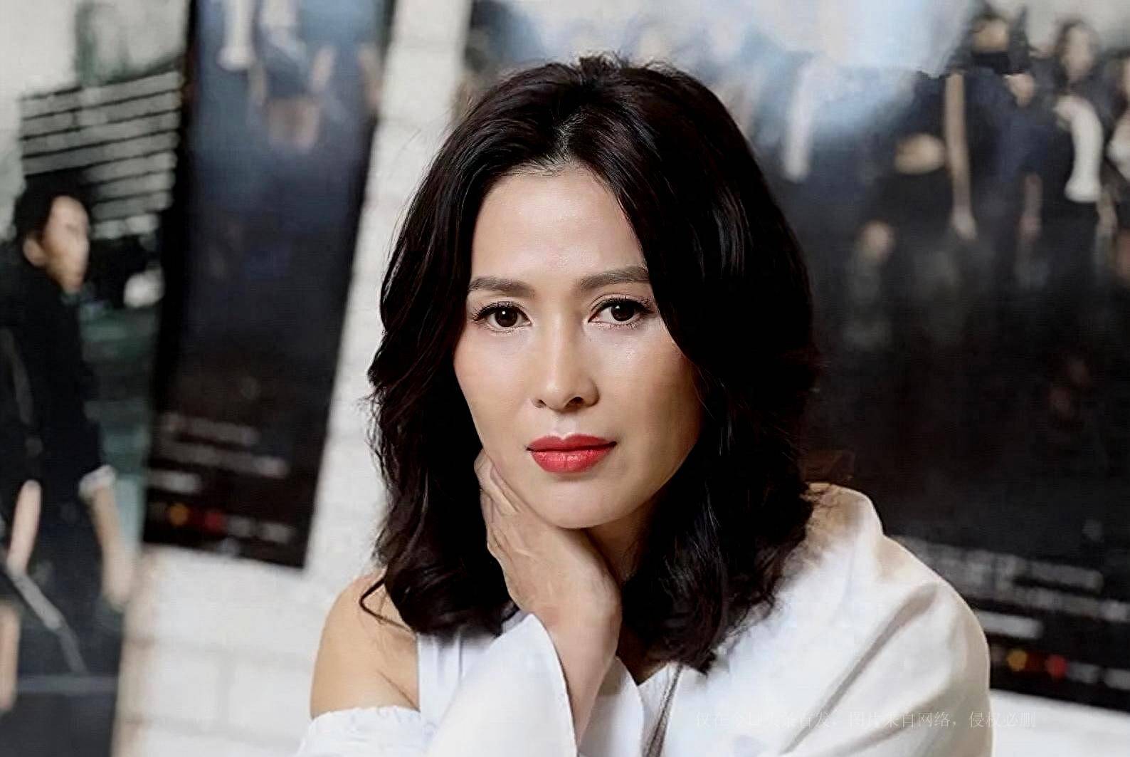 知名港星左眼变斜眼,无法聚焦,53岁时尚犹存,未婚独居自觉可怜_梁琤