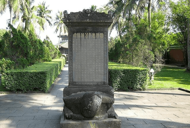 海瑞墓地:皇帝派人修建,被破坏后成空墓,但墓前四个字实属名归_许子伟