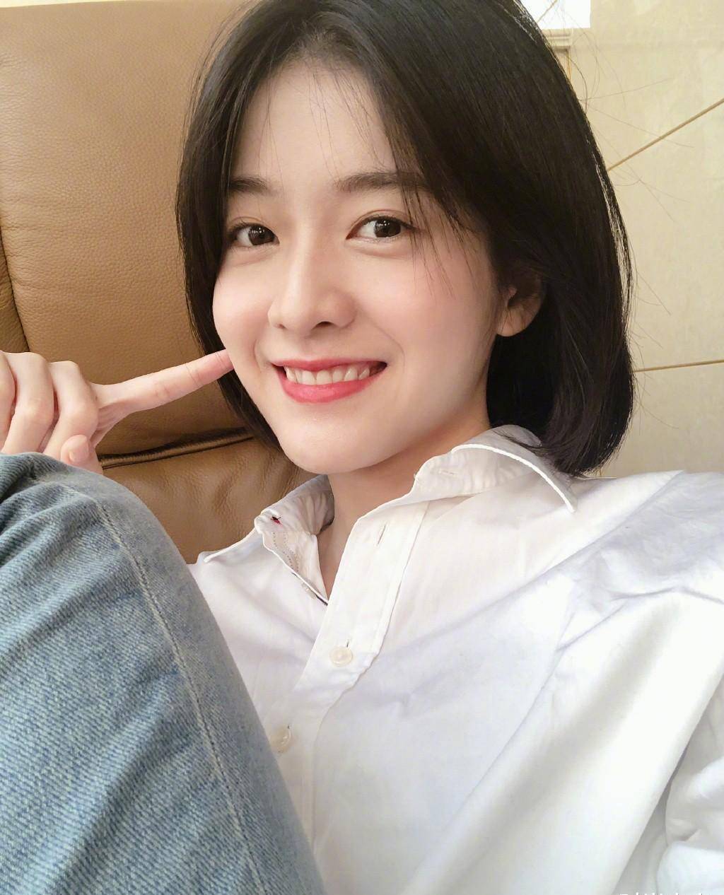张雪迎自拍照也忒甜了,穿白色衬衫配牛仔裤,脸颊娇美似婴儿_感觉_阳光