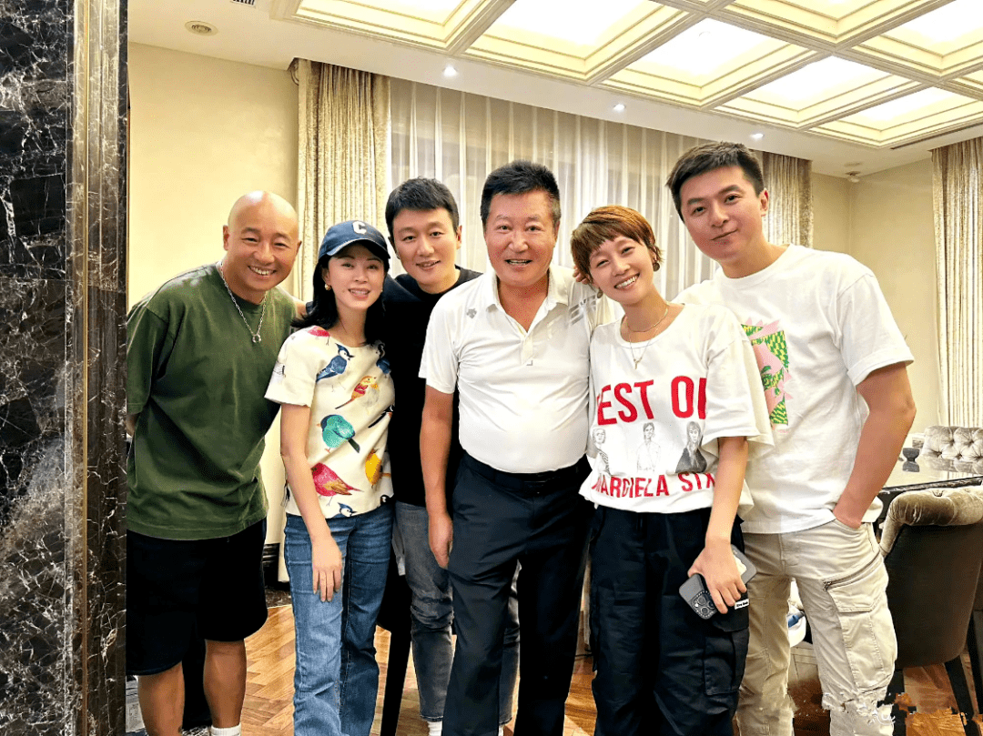 佟大为晒奋斗重聚照他一点没变,马伊琍老不少,短发染黄一股村味_显得