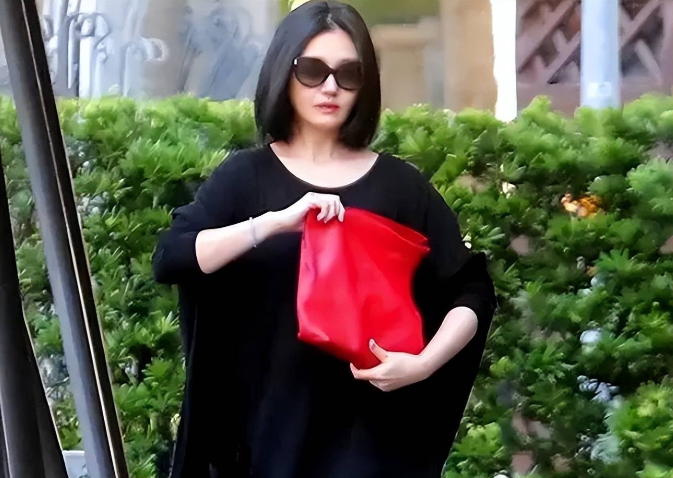 曝大s罕现街头,短发戴墨镜似贵妇,身材走样手臂暴露现状_状态_因为