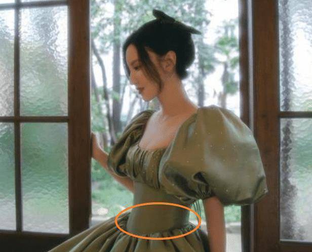 杨幂为秀漫画腰太拼了,身穿露肚脐装魅力十足,这大长腿真实存在_挑战