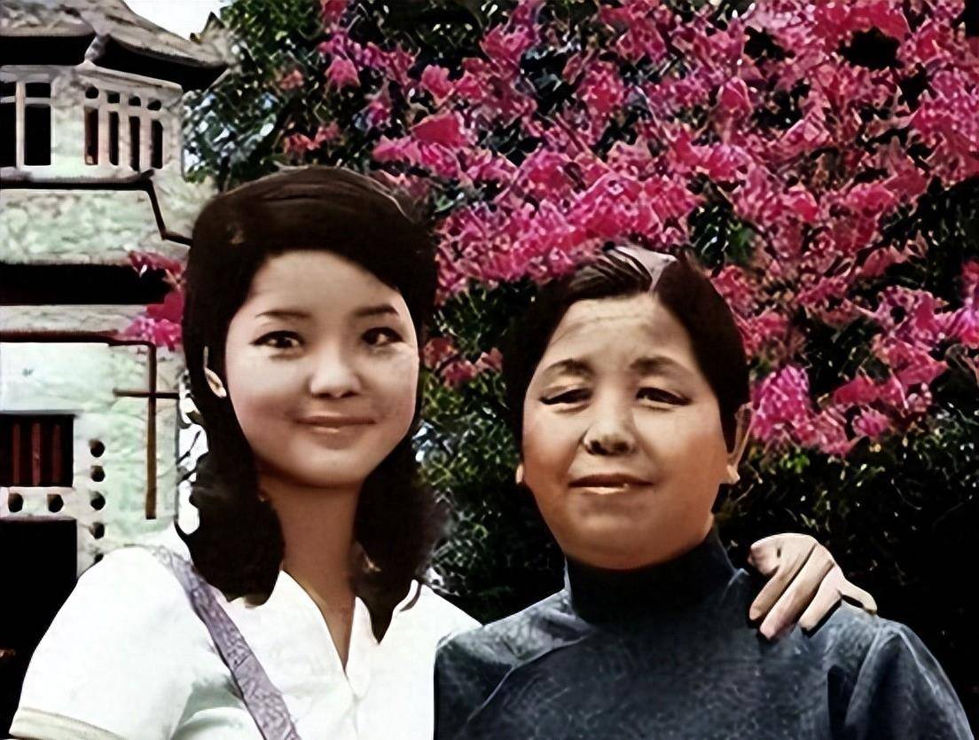 95年邓丽君突然病逝,母亲赵素桂却平静地说了句:丽君走得是时候_妈妈