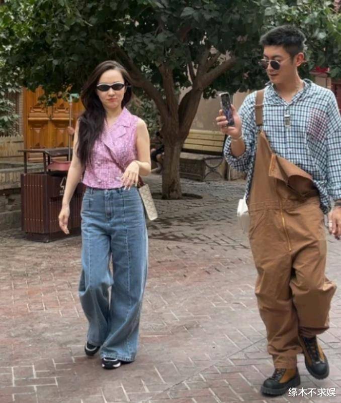 42岁霍思燕和熊乃瑾聚餐,吃人均百元餐厅,素颜出镜,行为邋遢!