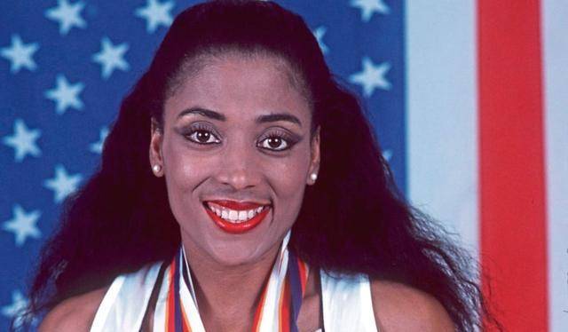 花蝴蝶乔伊娜:飞行药检前匆忙退役,死因真与禁药有关_比赛_美国_成绩