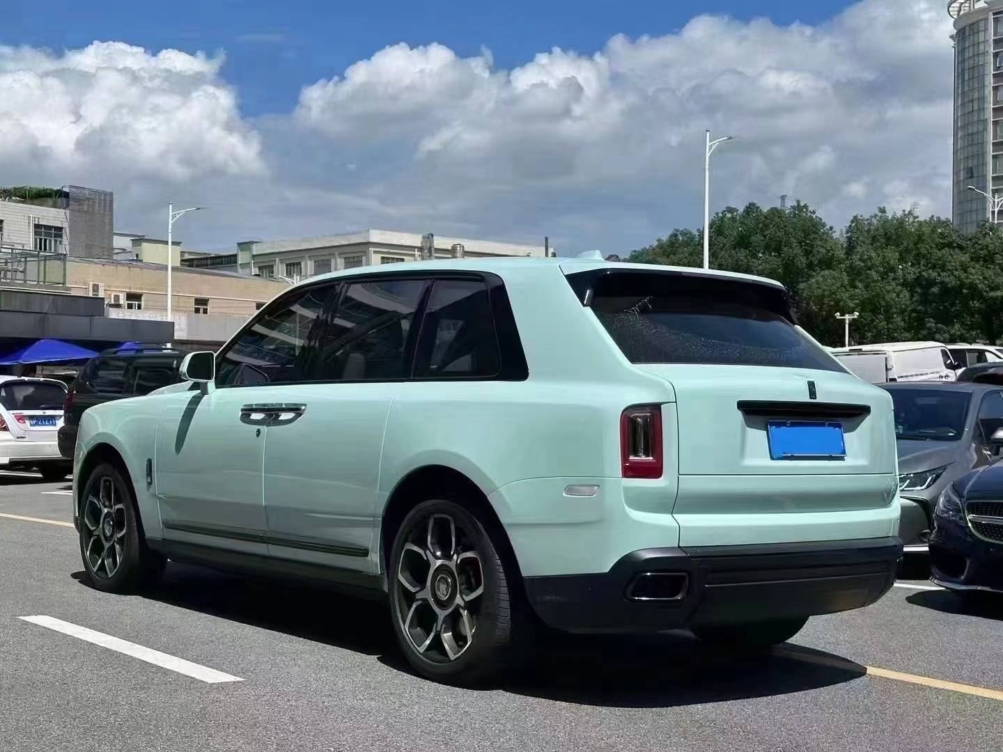 badge的专属,而彩色刹车卡钳则为劳斯莱斯品史上第一款彩色刹车钳