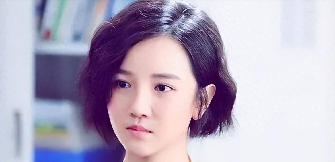 2012年,凭借都市剧《夺爱》中饰演齐欢而在演艺圈崭露头角.