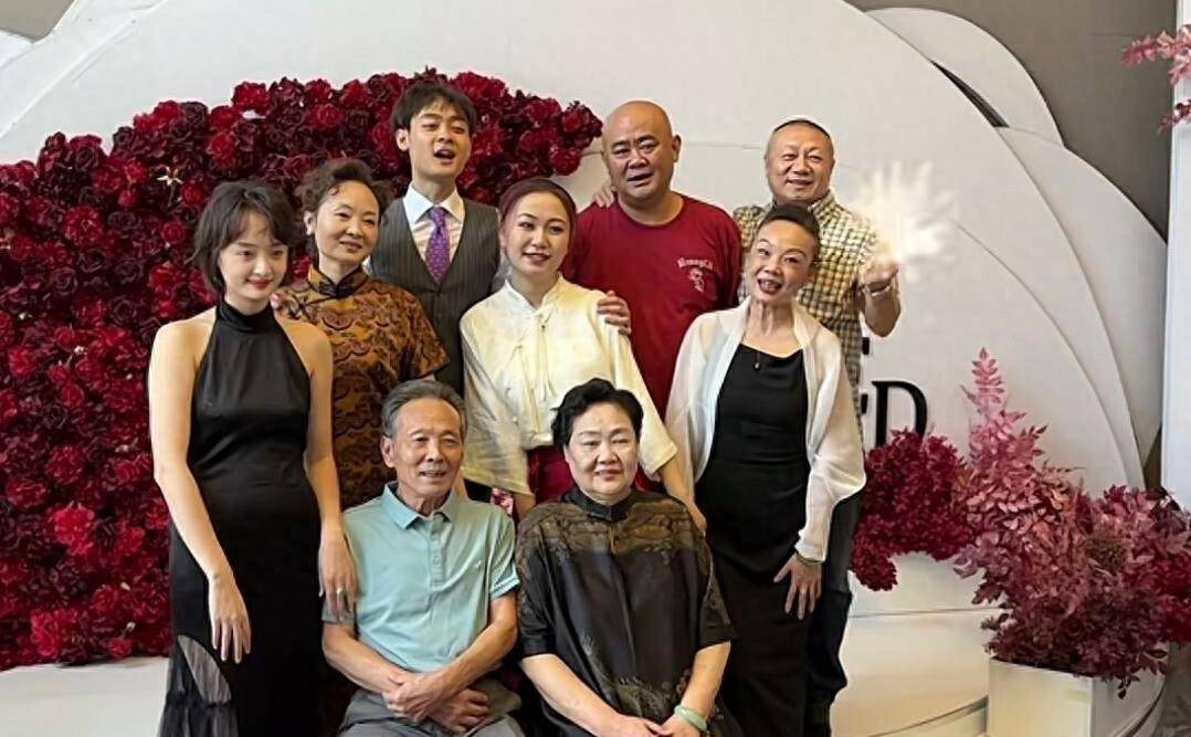 孙铱弟弟结婚,新娘穿黑色婚纱,家人穿黑色礼服引热议_网友_老公_穿着