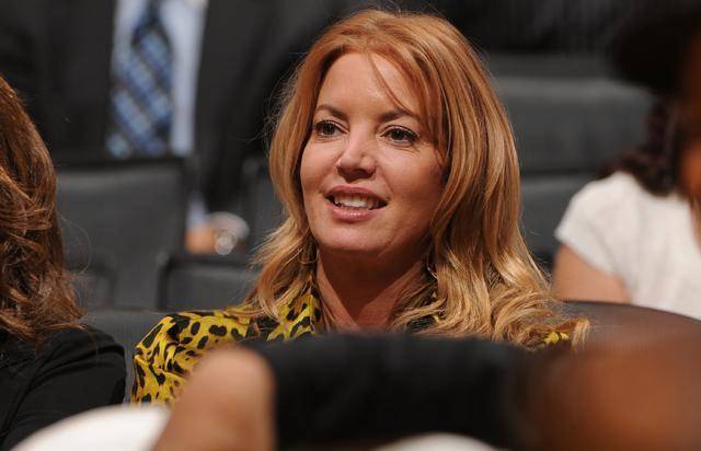 珍妮巴斯:湖人输给掘金丝毫不丢人,赢了勇士才让人开心_赛季_库里