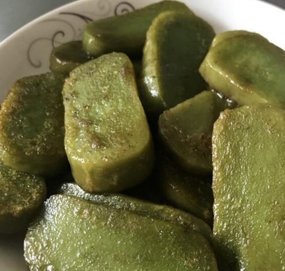 地道做法客家小吃韭菜粄,你是喜欢蘸酱油,还是煎片吃?_大米_过程_吃法