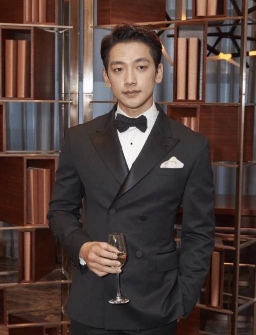 《浪漫满屋》rain晒照,漂亮后堪比"整容",37岁像17岁_健身_黑色_身材