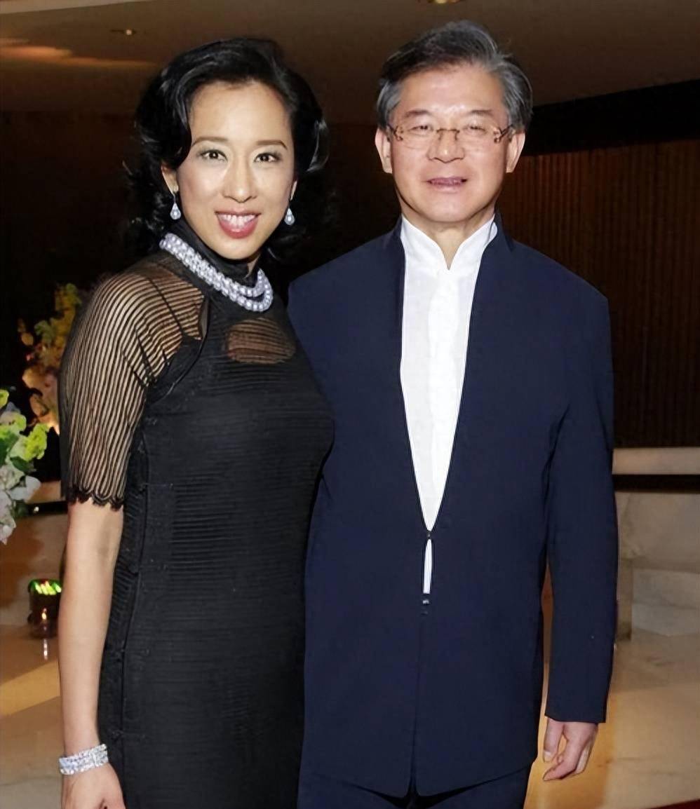 获一流大学院士头衔,朱玲玲与前夫同框祝贺_霍震霆_霍家_网友