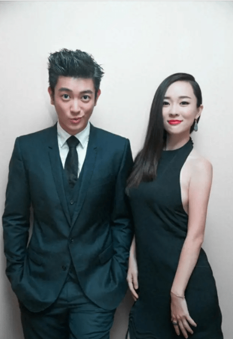 霍思燕和熊乃瑾聚餐,素颜穿拖鞋短裤吃不停,大腿粗壮被疑又胖了_胃口