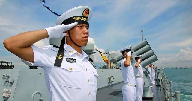 因此,大众对于海军的了解就相对浅显,比如海军的军帽就和其他兵种不一