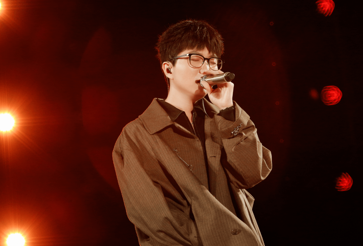 作为该经纪公司旗下目前最红的歌手之一的毛不易,理所当然的出现在