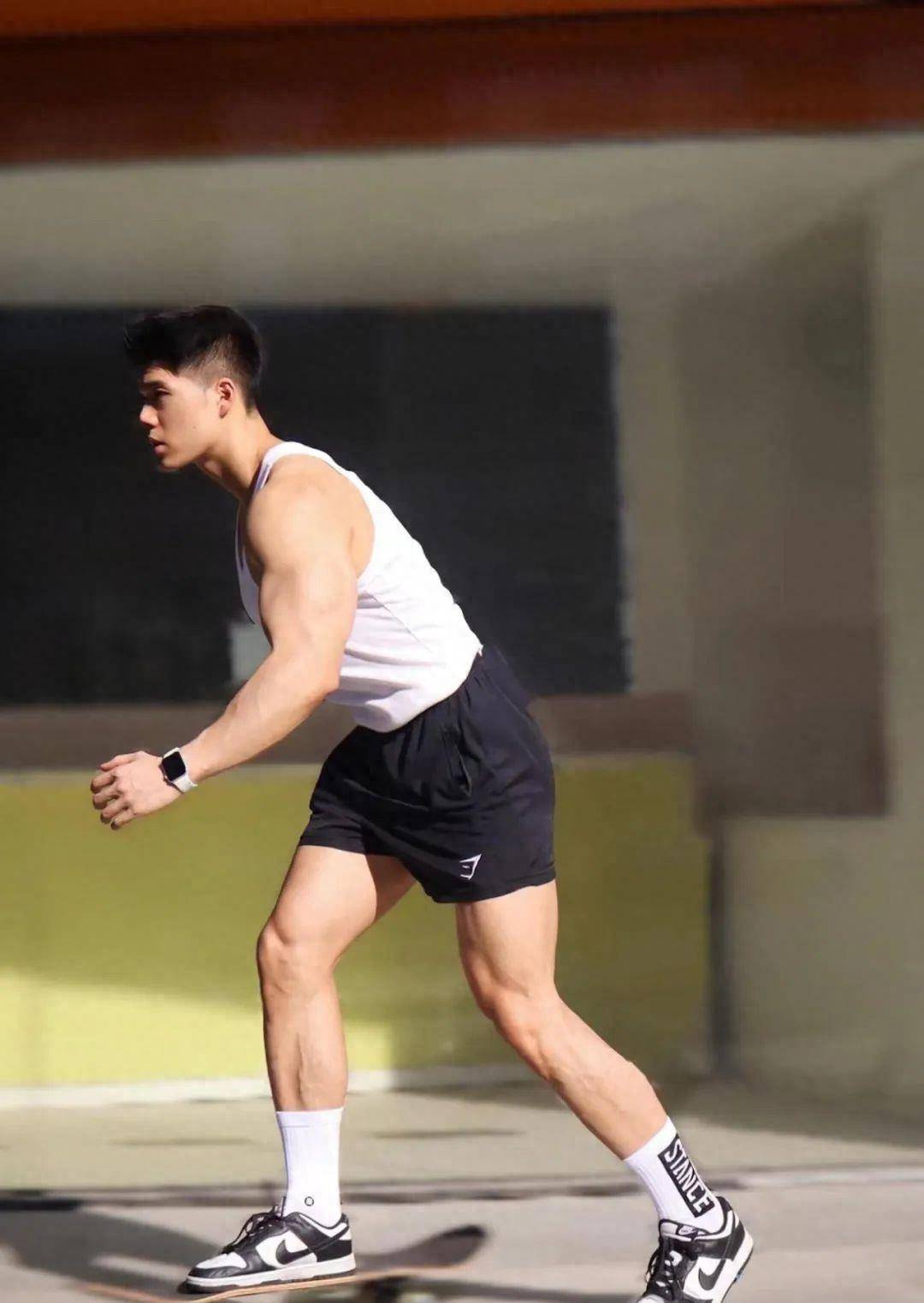 湖北男大长款泳裤最新照片来了,很紧,最好看!_小武_身材_游泳