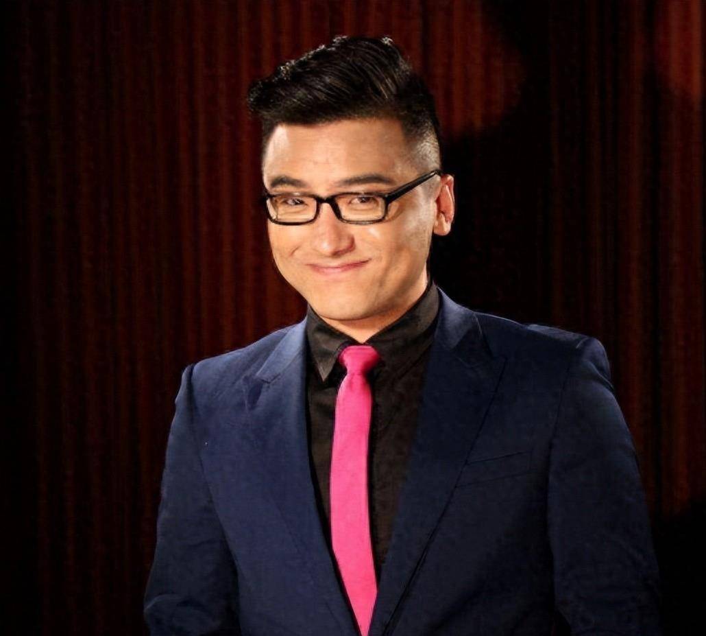 正是在这个时候,星空卫视向沈南抛出了橄榄枝,邀请他成为主持人.