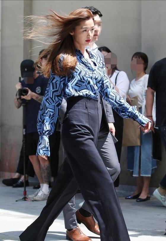 全智贤这气质真是绝了,身高碾压李冰冰,把邓文迪衬得土气又大妈_活动