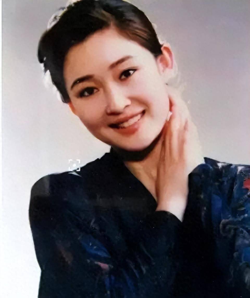 她25岁爆红,台上风情万种,台下守身如玉,如今58岁成肖战老板娘_盖丽丽