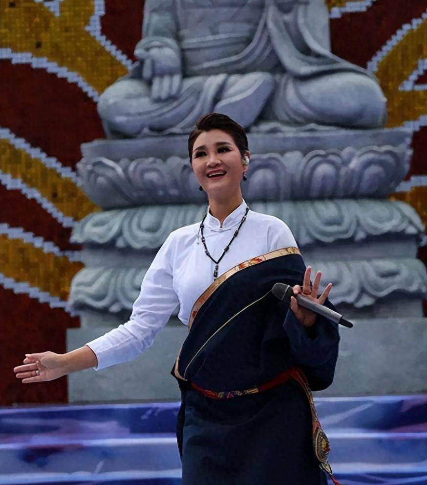 歌手降央卓玛:因丈夫高颜值疯狂倒追,婚后生3胎,如今怎么样了_工作_小