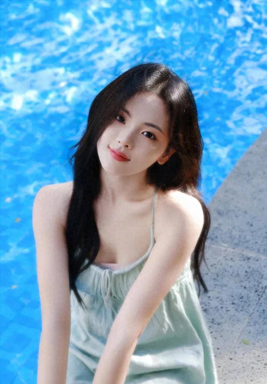 杨超越穿吊带裙露事业线,貌美如花大长腿,性感撩人确实很有料!