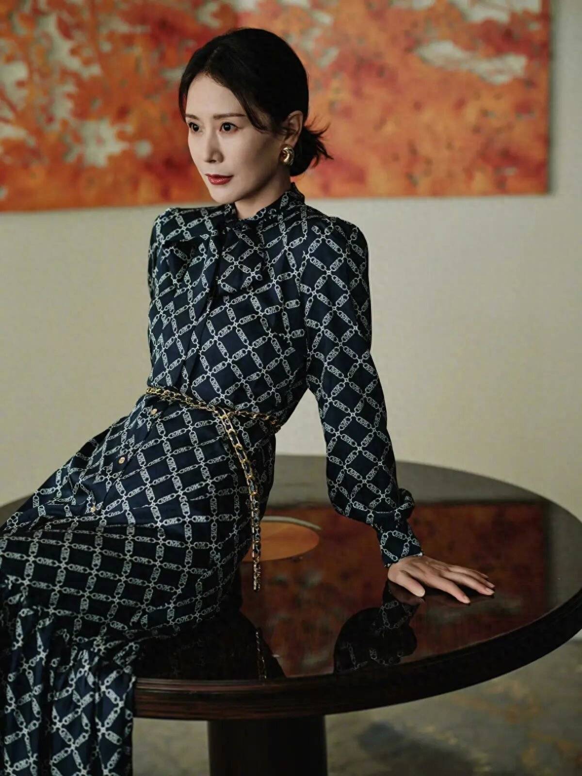 海清的身材被低估了,穿v领亮片连衣裙,熟女身材果真迷人_衣服_黑色