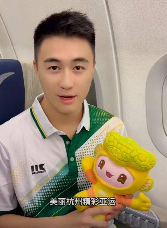 事实上,何猷君是来参加电子竞技比赛的,而且他还是武汉estar的老板.