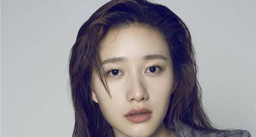 新《鹿鼎记》阿珂被吐槽历届最丑,曾参加超女,比张一山还大四岁_郭泱