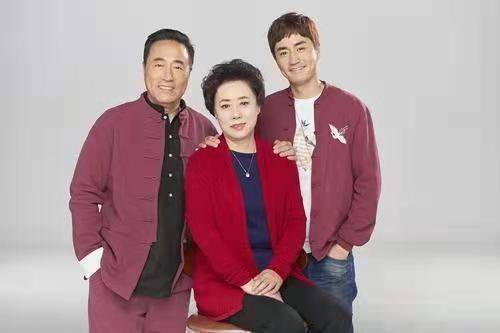 杨立新:风光背后有泪水,儿子是他的骄傲也是烦恼_徐帆_北京_一家