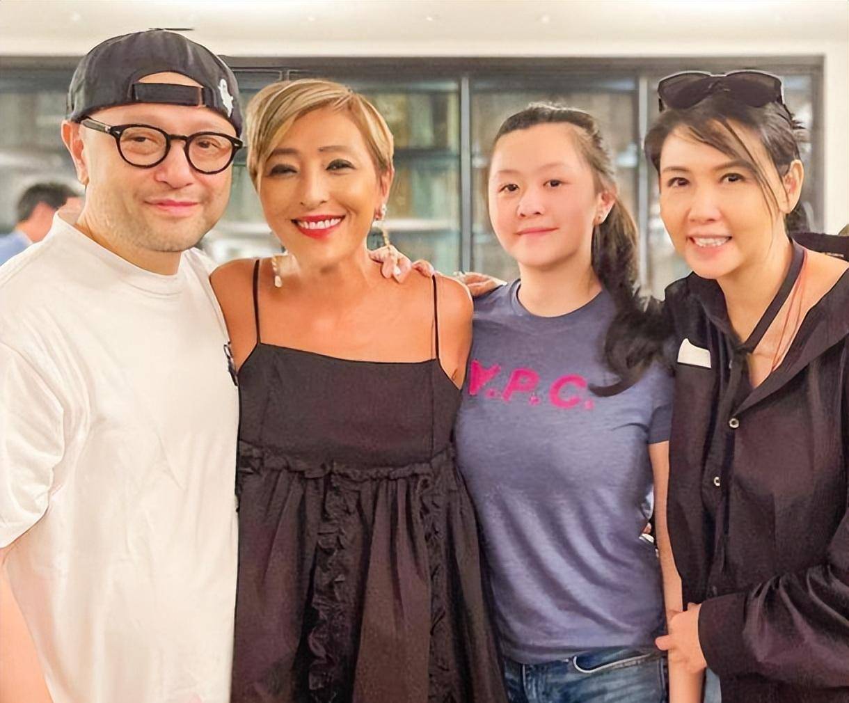 事实上,她的真实身份是张智霖的表弟.