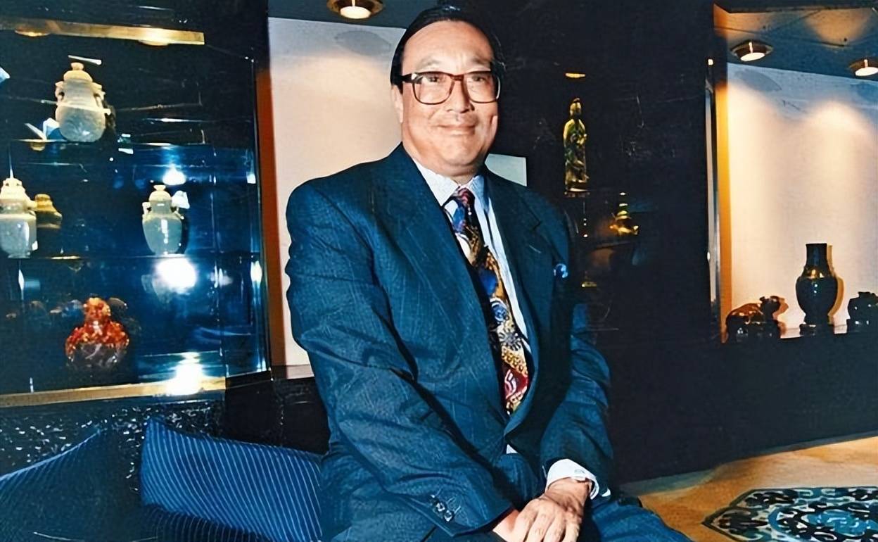除了何猷光之外,香港还有一个豪门公子也是如此,他本来是含着金钥匙