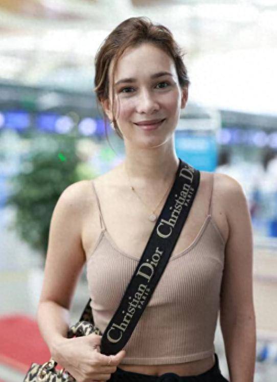 卢靖姗生娃后身材更好了,穿吊带秀川字腹肌,暴露假胯宽变五五分_女性