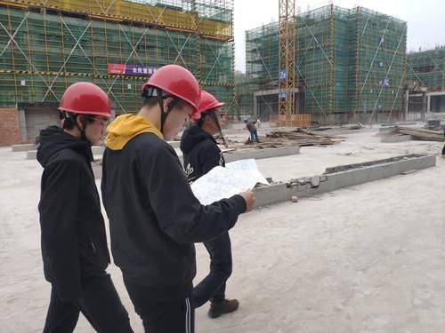 施工员是不是跟小工差不多，施工员和小工有什么区别