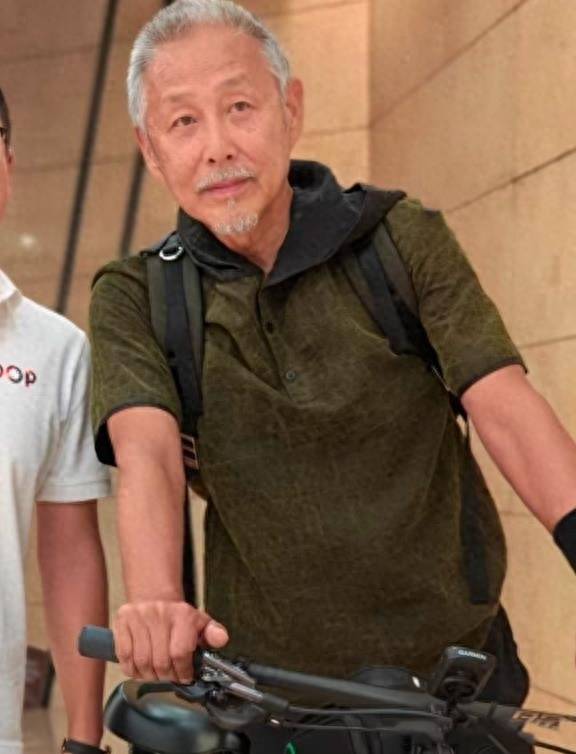陈道明街头骑行被偶遇,68岁须发全白,穿500元真丝t背双肩包低调