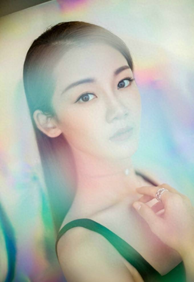 华美芳华:领航者苗苗的独特气质与光影之美_表演_观众_魅力