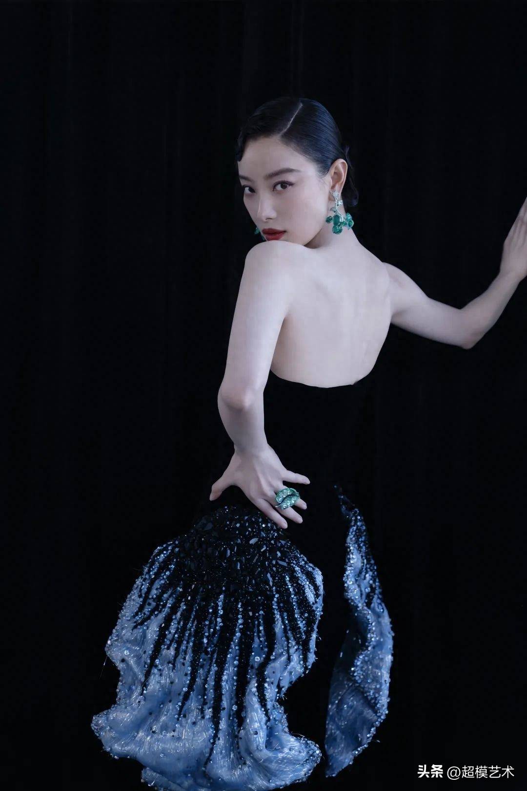 倪妮黑色丝绒长裙,身姿绰约,造型如轻盈舞动的蝴蝶_裙子_连衣裙