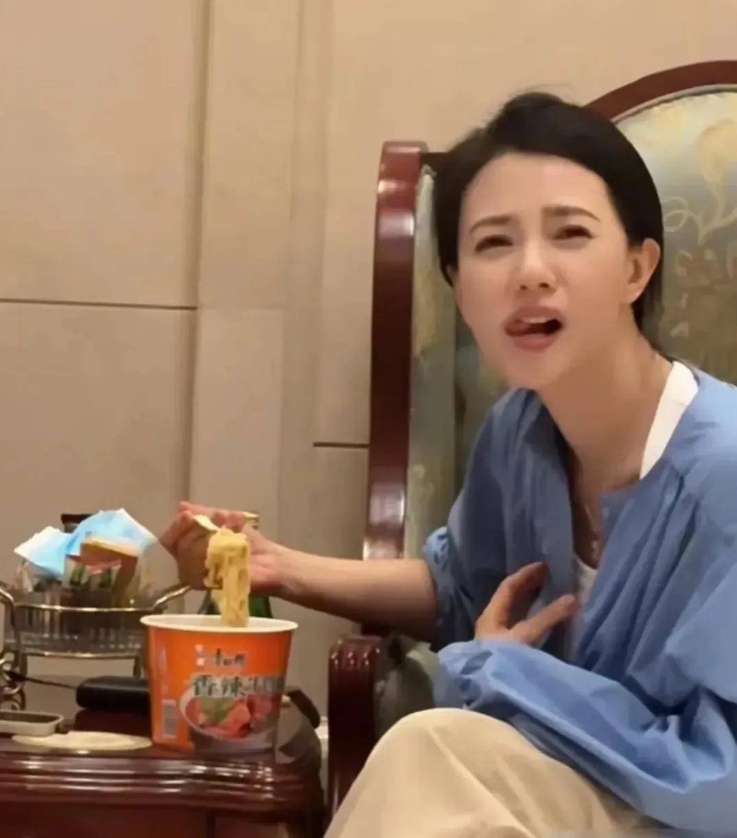 女星高圆圆在机场候机饿了吃方便面,是否因为机场的餐食太贵了?