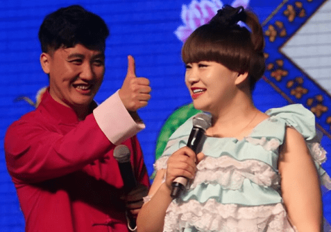 杨树林送35岁胖丫超大玫瑰花庆生,一家三口亲密合照力证婚变传闻_妻子