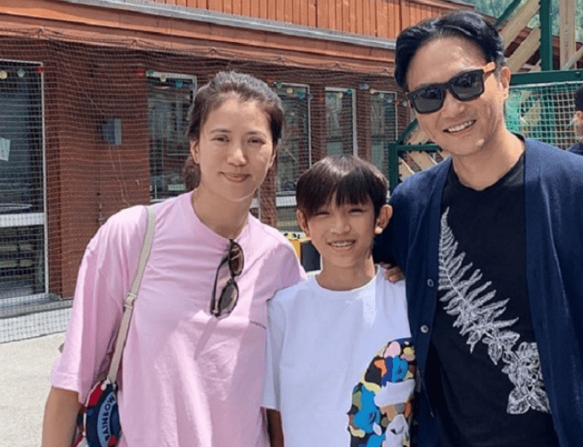 魔童做"眯眯眼",唱辱华歌,被送出国仍不改,张智霖态度惹争议_问题