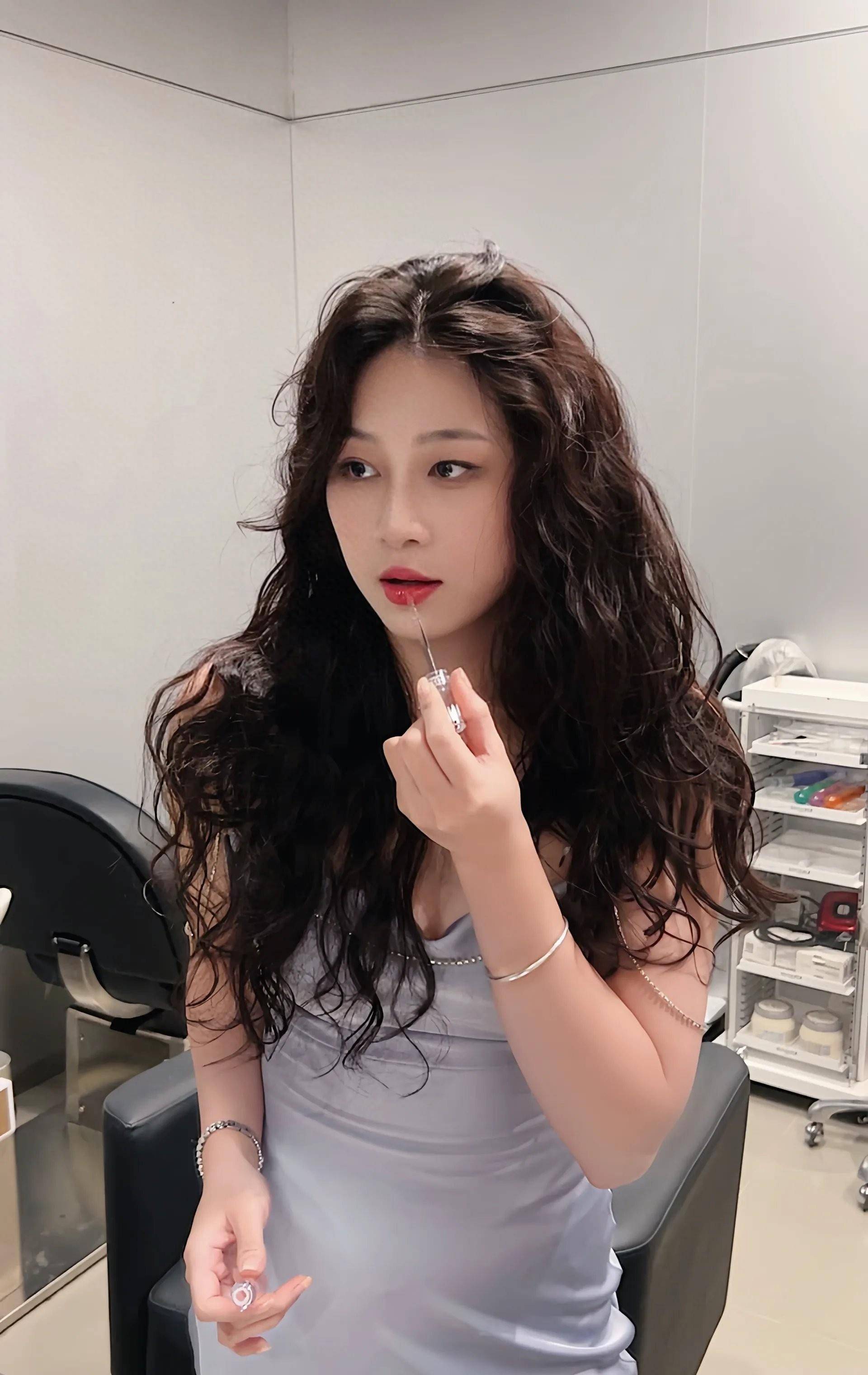 九月女性时尚新发型来了,脸型修长,气质精致,想不漂亮都难_头发_姐妹