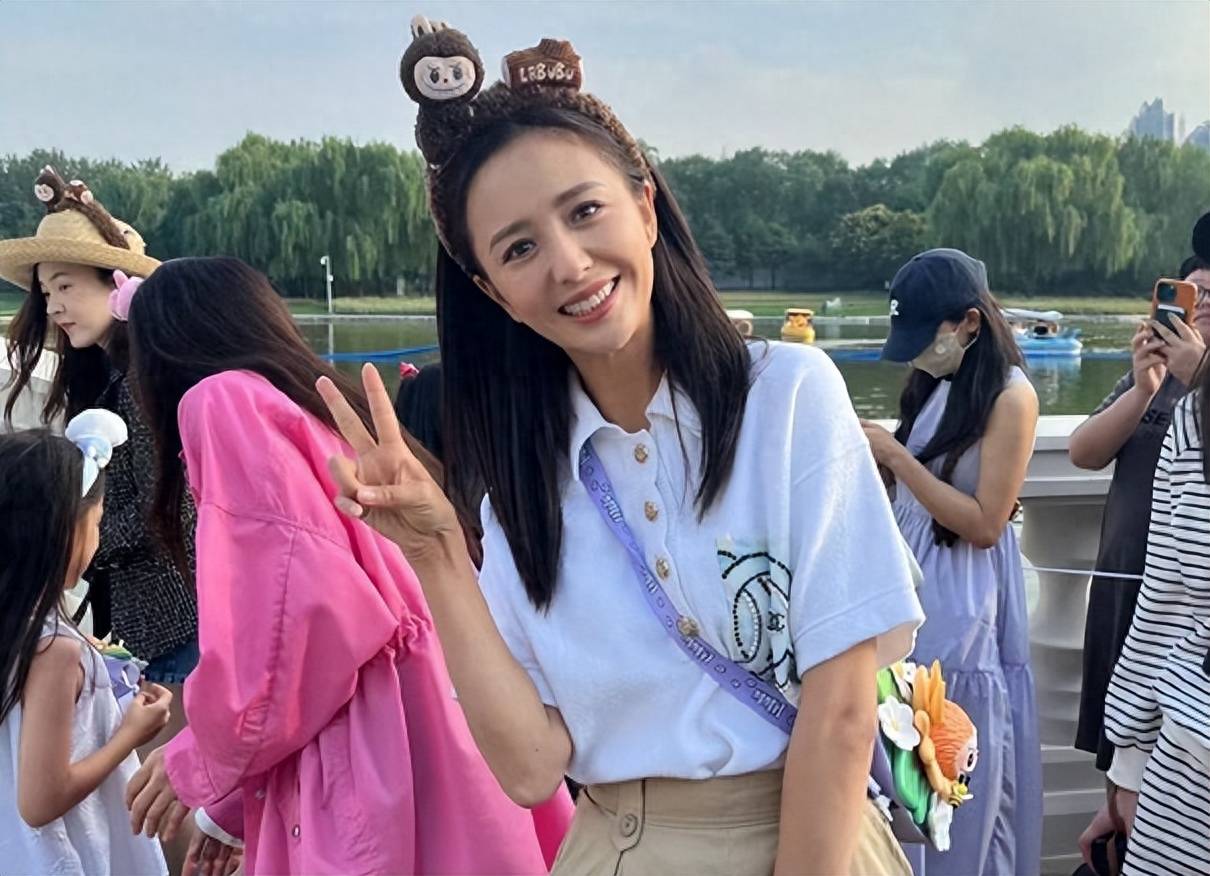 佟丽娅母子出游被偶遇,7岁朵朵照片首曝光,与陈思诚高度相似_带着