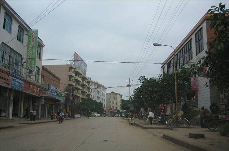 平远街这地界,位于云南省边界,323国道从小镇中穿行而过,从这里可以