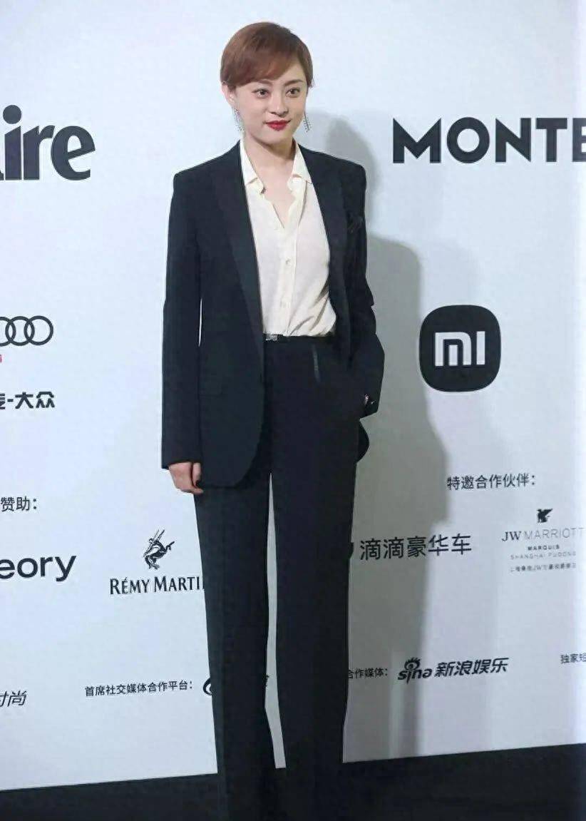 当孙俪穿上黑色西装后,立即展现出一种霸气感.傲慢