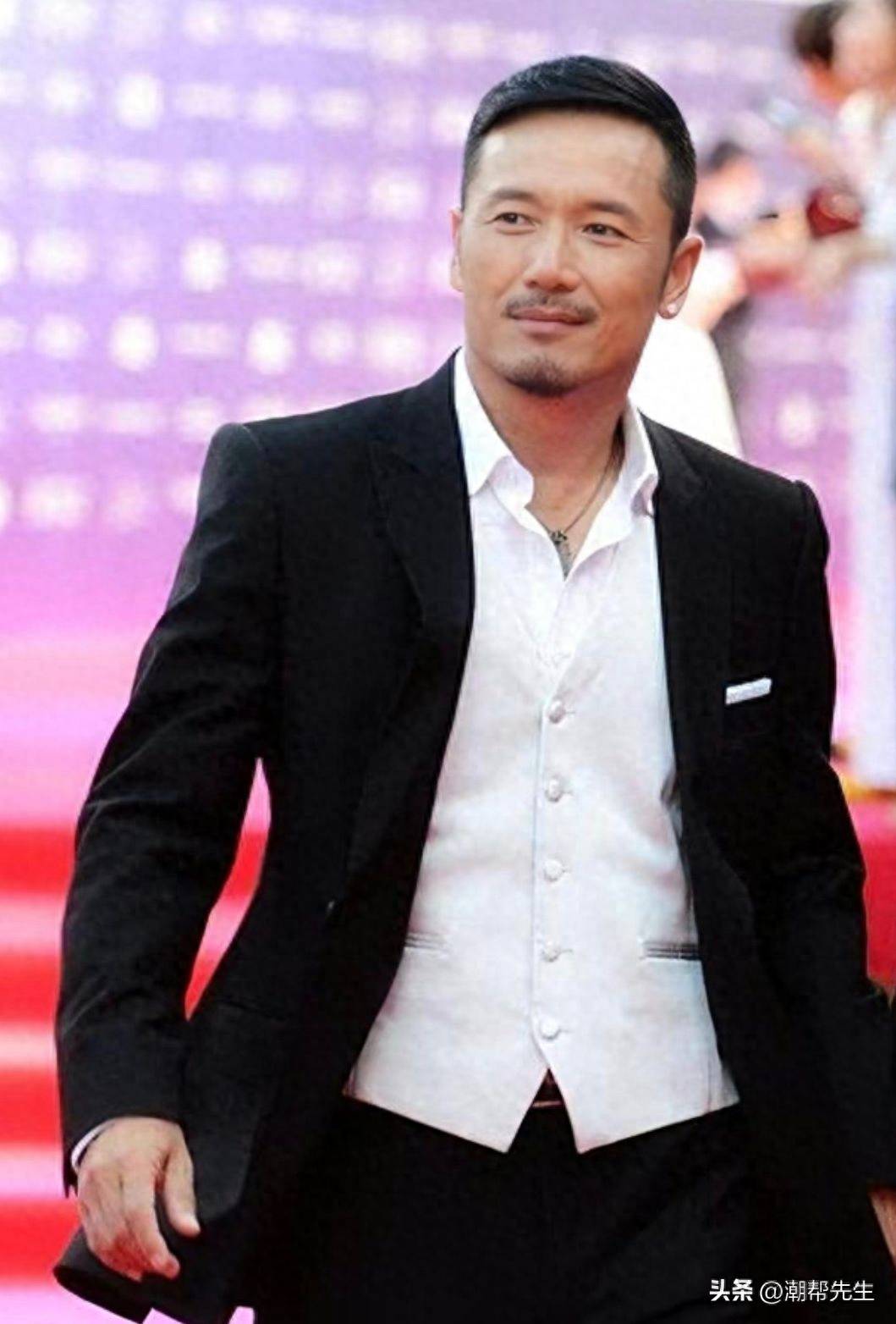 苗侨伟才是"反油腻"男人:穿衣儒雅,仪态正,越老反而越帅_衬衫_发型