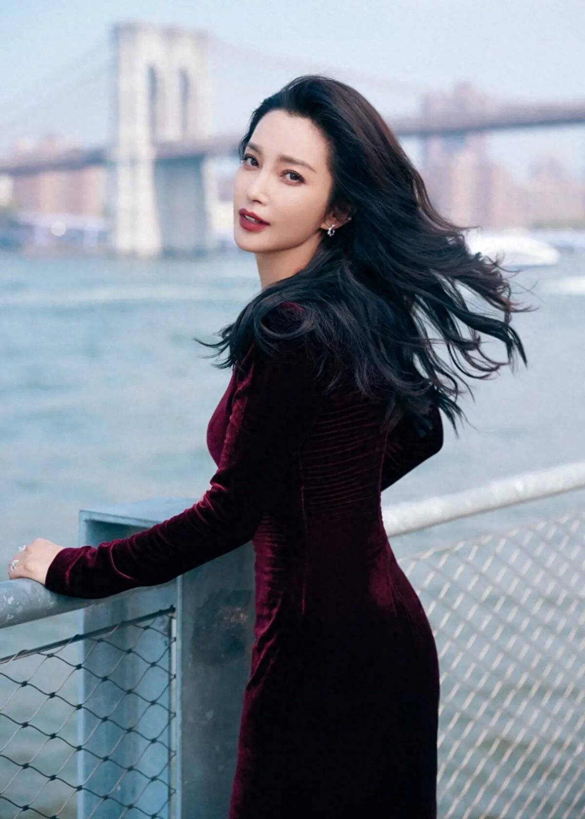 李冰冰的脸型是一张漂亮的鹅蛋脸,五官也非常立体.